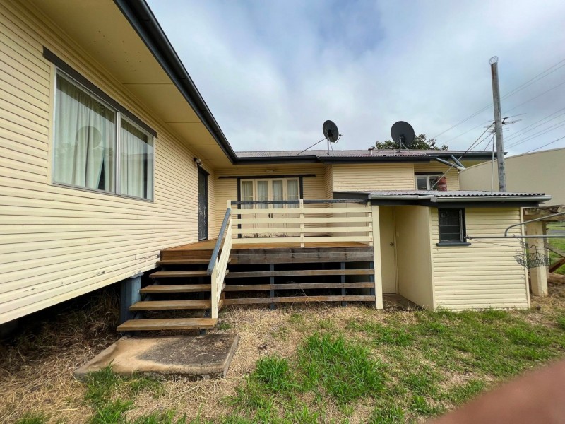 8 East St, Wandoan QLD 4419