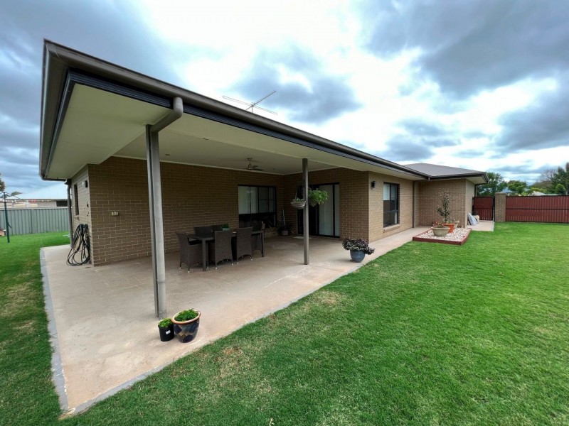 1 Sommerfeld Cres, Chinchilla QLD 4413