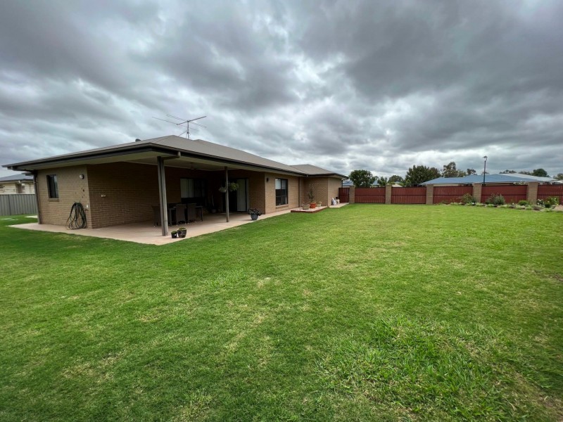 1 Sommerfeld Cres, Chinchilla QLD 4413