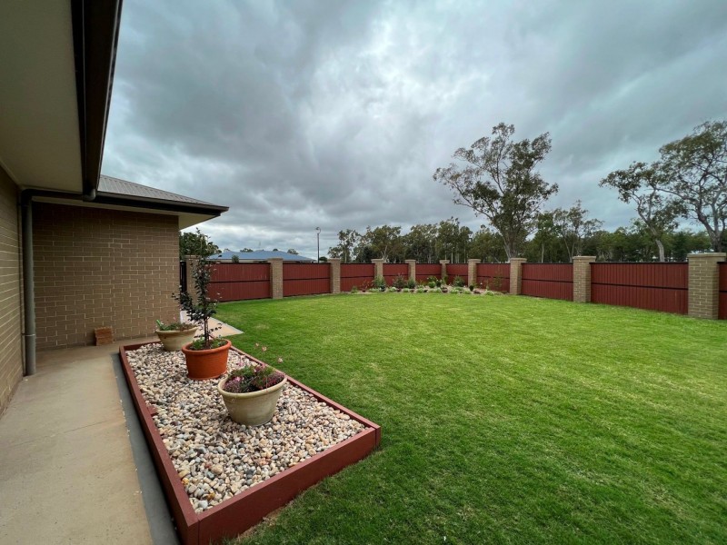 1 Sommerfeld Cres, Chinchilla QLD 4413