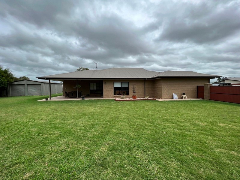 1 Sommerfeld Cres, Chinchilla QLD 4413
