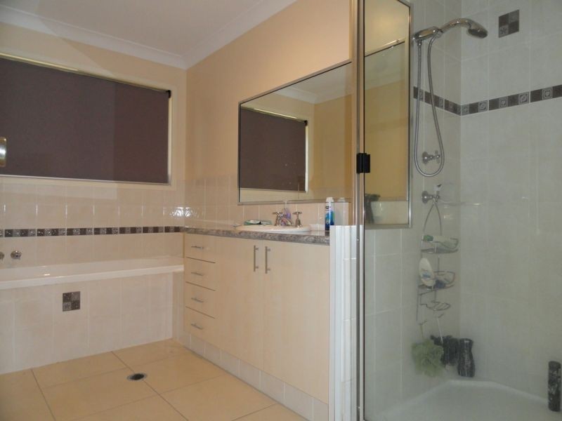 11 Lee Street, Miles QLD 4415