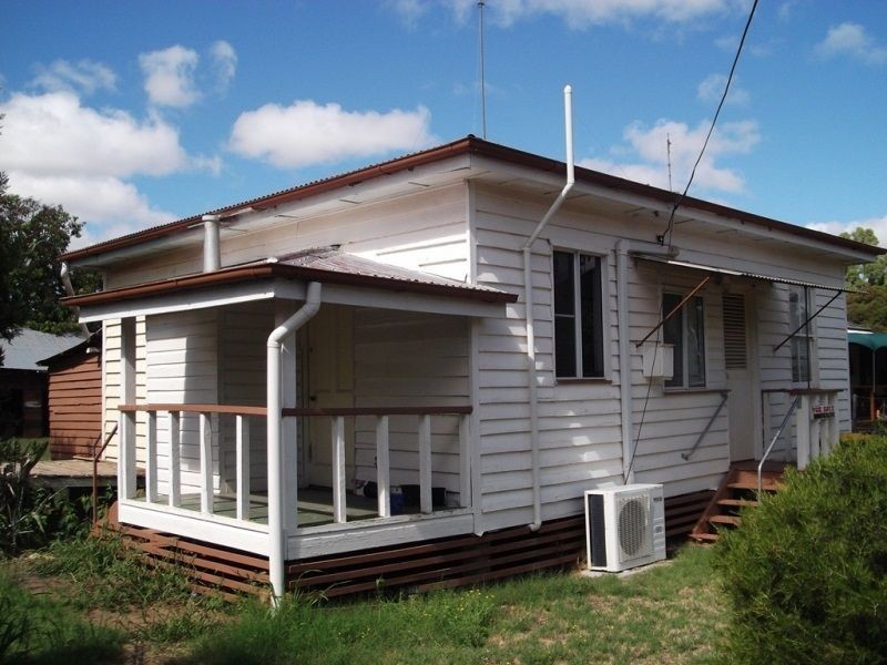 8 Castle Street, Chinchilla QLD 4413