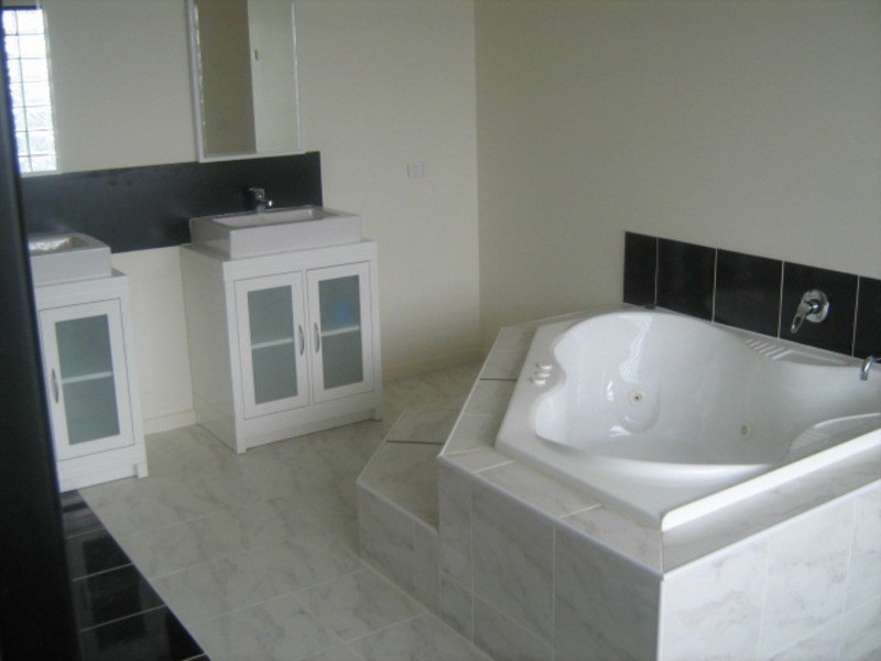 3  Lakeside Drive, Sandhurst VIC 3977