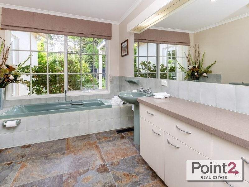 8 Eliza Drive, Mount Eliza VIC 3930