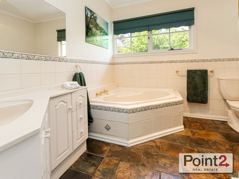 8 Wimborne Avenue, Mount Eliza VIC 3930