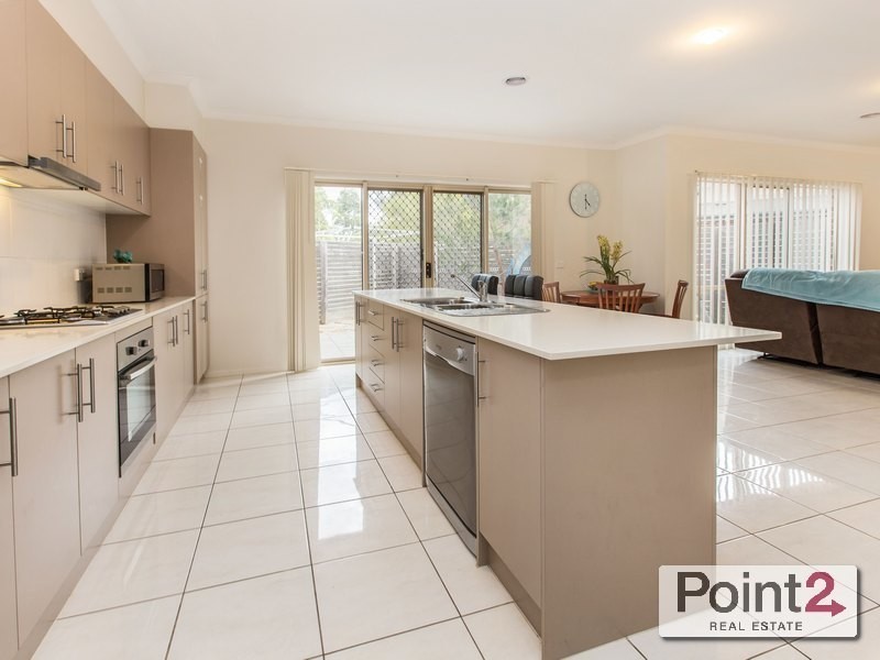 9/16 Honeysuckle Close, Pakenham VIC 3810
