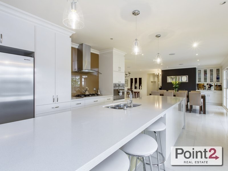 2 Fernshaw Place, Mount Eliza VIC 3930