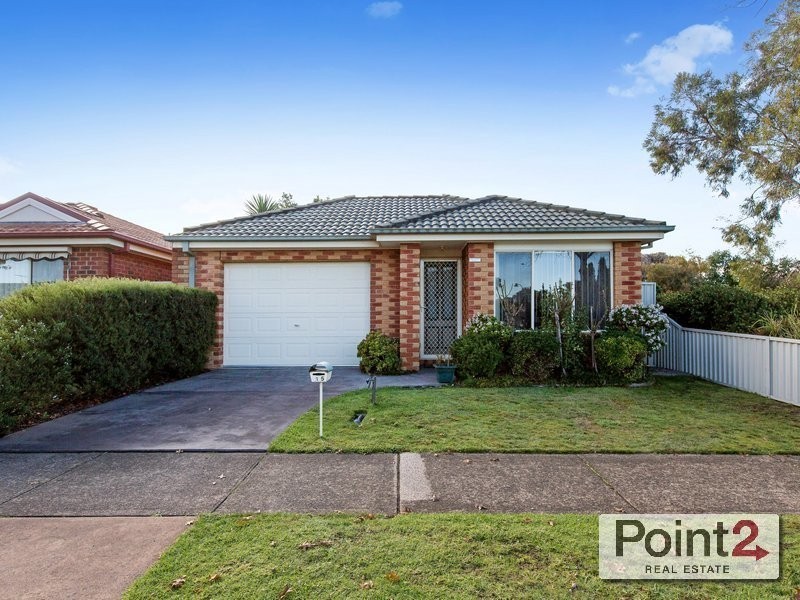 15 Oaklands Way, Pakenham VIC 3810