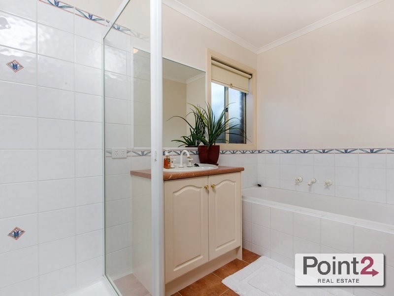 15 Oaklands Way, Pakenham VIC 3810