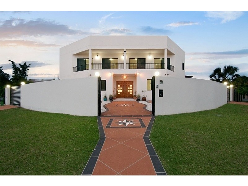 7 Wau Avenue, Runaway Bay QLD 4216