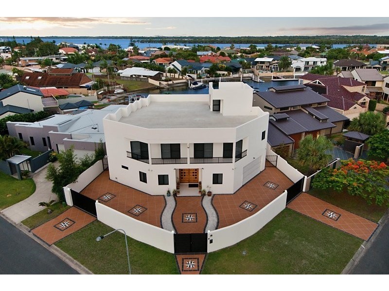 7 Wau Avenue, Runaway Bay QLD 4216