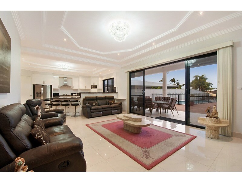 7 Wau Avenue, Runaway Bay QLD 4216