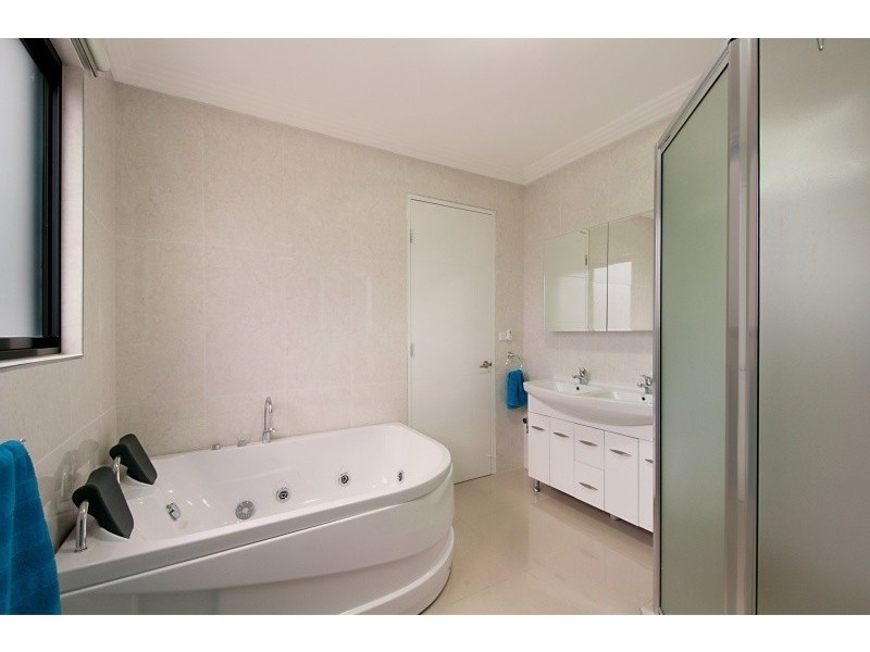 7 Wau Avenue, Runaway Bay QLD 4216