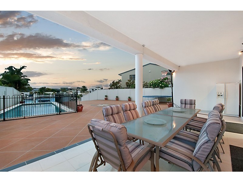 7 Wau Avenue, Runaway Bay QLD 4216