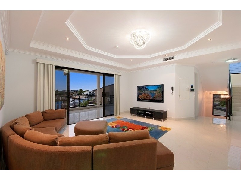 7 Wau Avenue, Runaway Bay QLD 4216