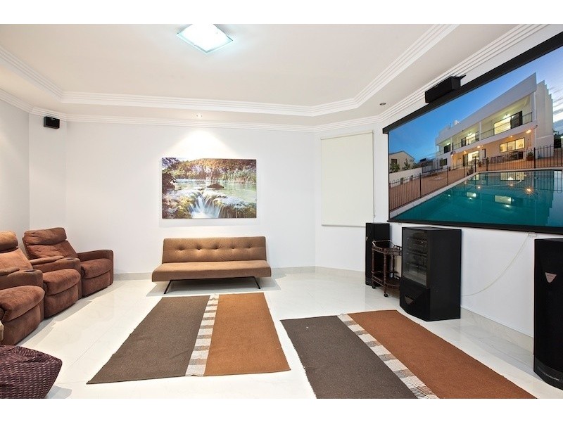 7 Wau Avenue, Runaway Bay QLD 4216