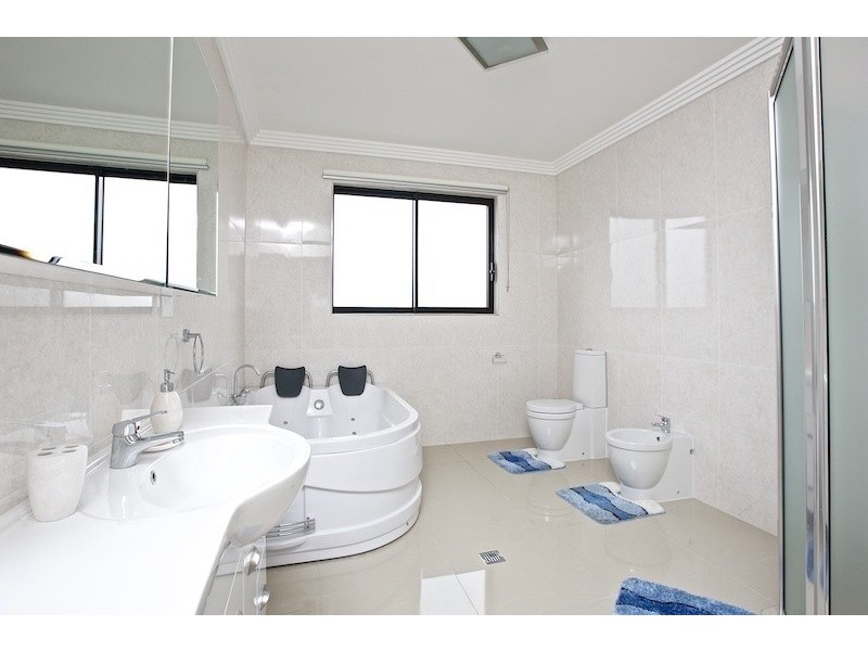 7 Wau Avenue, Runaway Bay QLD 4216