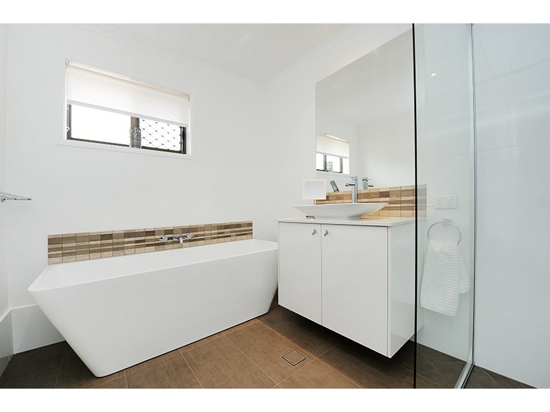 6 Murrindi Street, Minyama QLD 4575