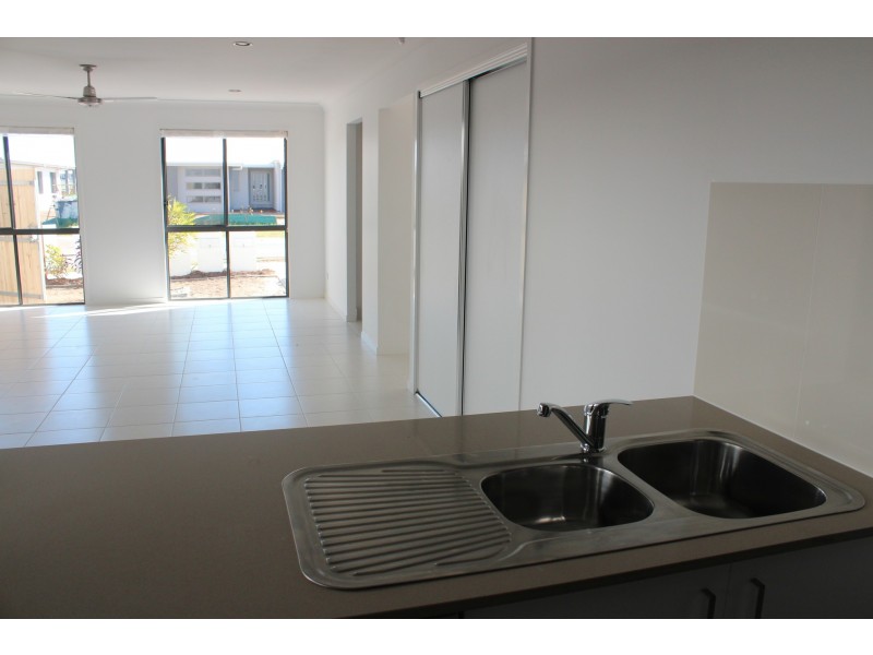 2/20 Makybe Diva Drive, Ooralea QLD 4740