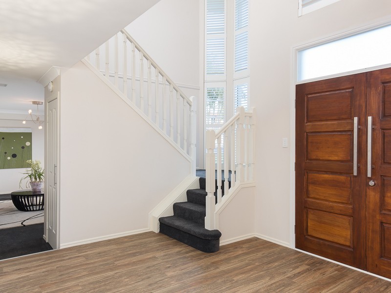 15 Windsor Place, Carindale QLD 4152