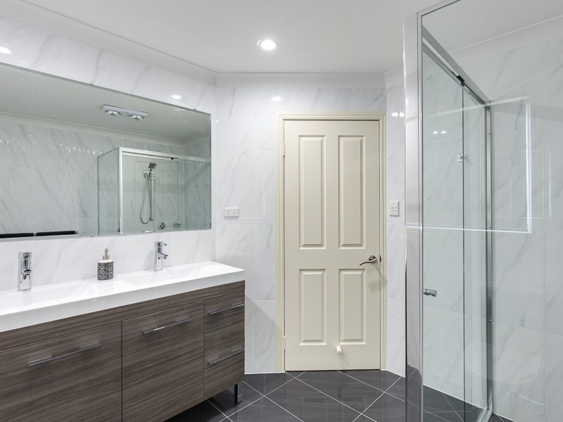 15 Windsor Place, Carindale QLD 4152