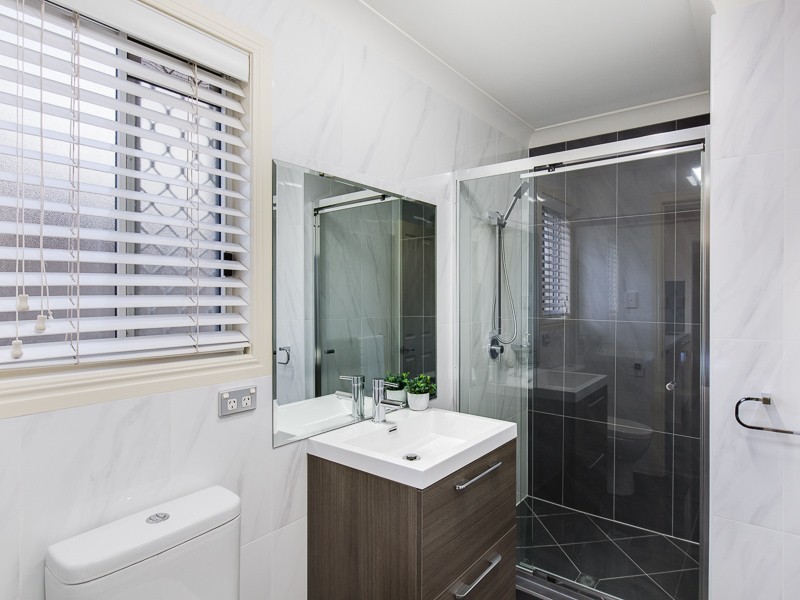 15 Windsor Place, Carindale QLD 4152