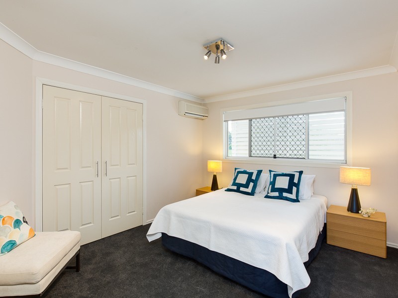 15 Windsor Place, Carindale QLD 4152