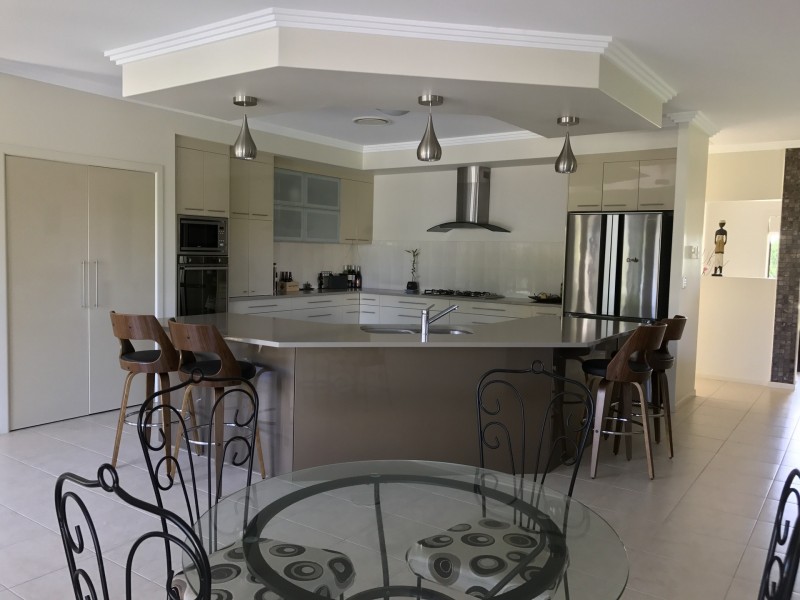 4 Janet Court, Coral Cove QLD 4670