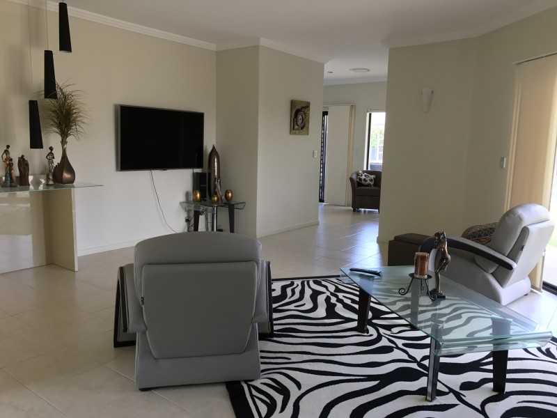 4 Janet Court, Coral Cove QLD 4670