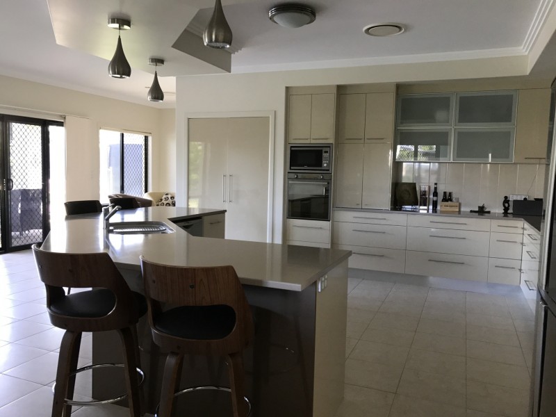 4 Janet Court, Coral Cove QLD 4670