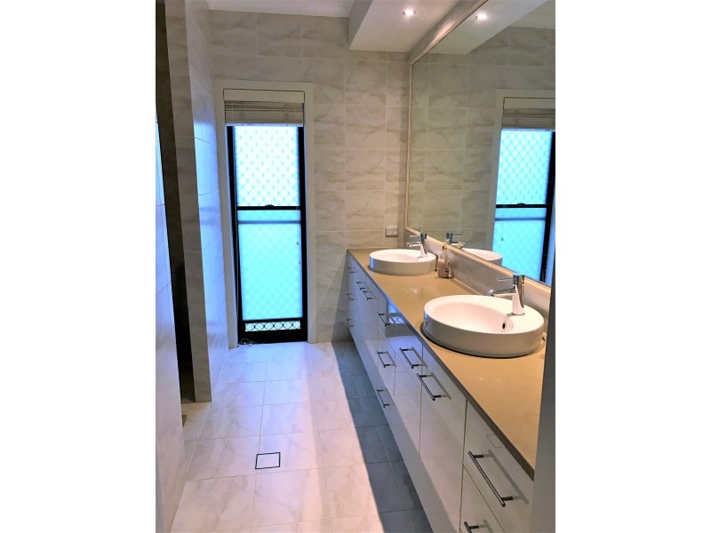 4 Janet Court, Coral Cove QLD 4670