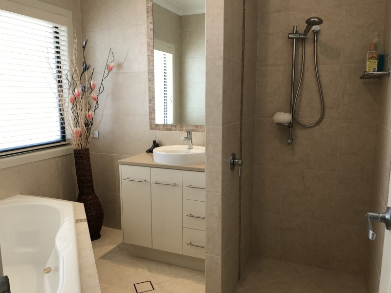 4 Janet Court, Coral Cove QLD 4670