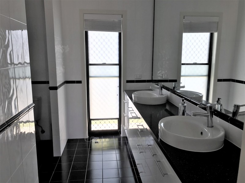 4 Janet Court, Coral Cove QLD 4670