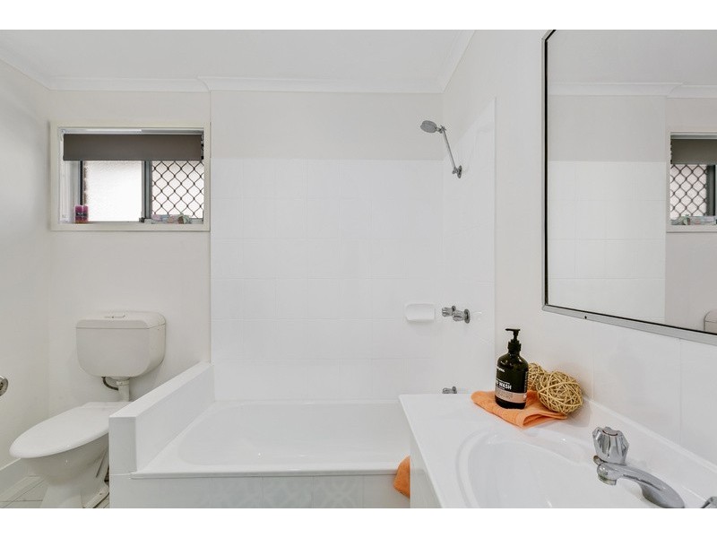 270 Government Rd, Labrador QLD 4215