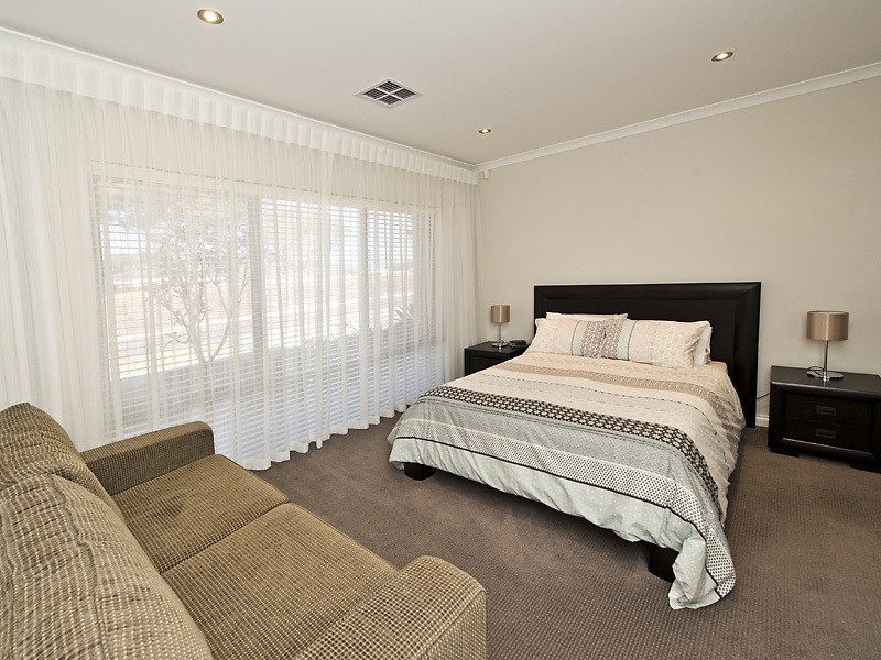 9 Pipeline Blvd, Piara Waters WA 6112