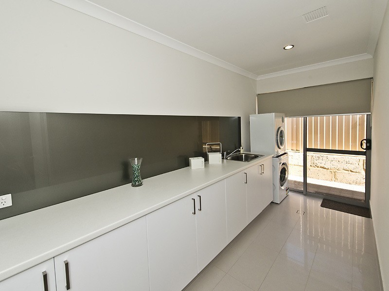 9 Pipeline Blvd, Piara Waters WA 6112