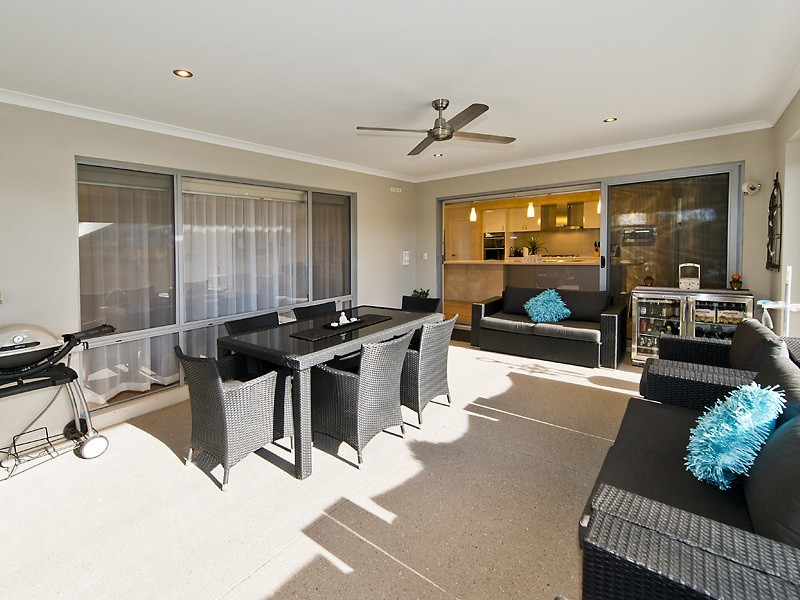 9 Pipeline Blvd, Piara Waters WA 6112