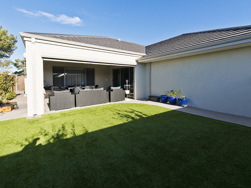 9 Pipeline Blvd, Piara Waters WA 6112