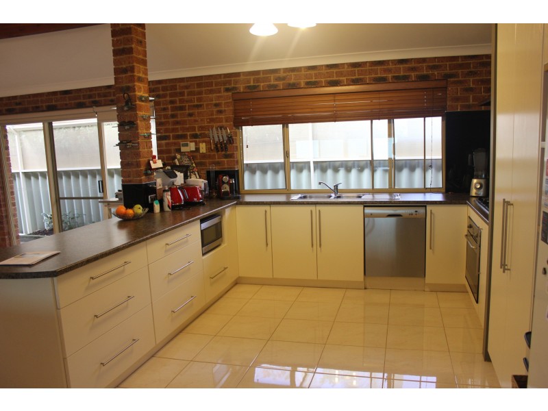 24 Inverness Dr, Meadow Springs WA 6210