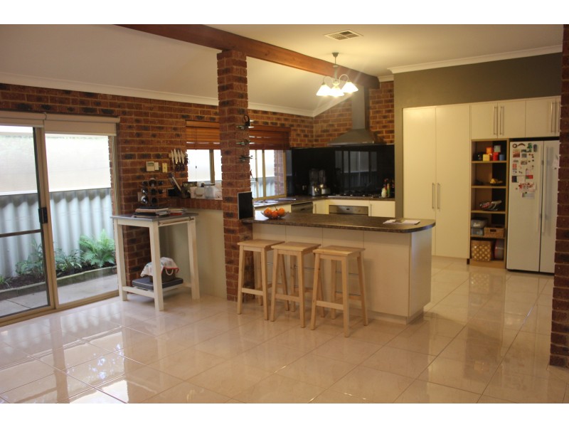 24 Inverness Dr, Meadow Springs WA 6210