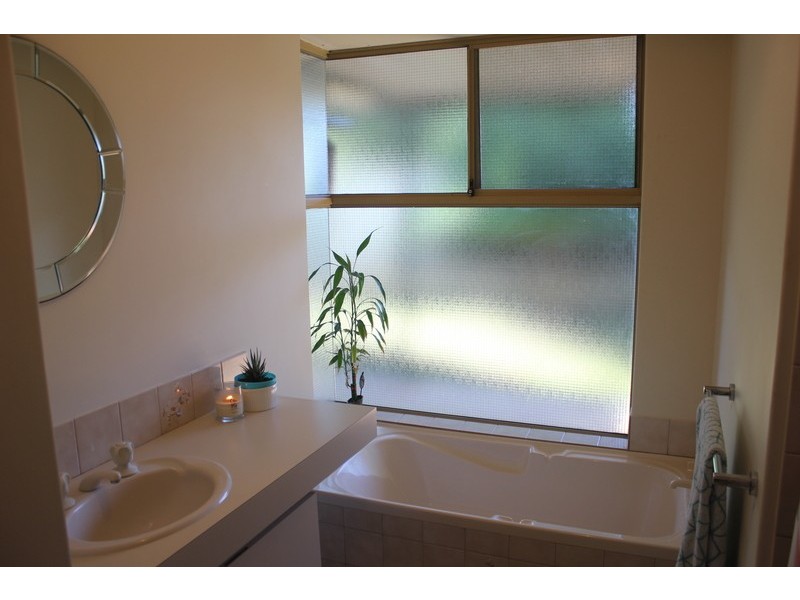 24 Inverness Dr, Meadow Springs WA 6210