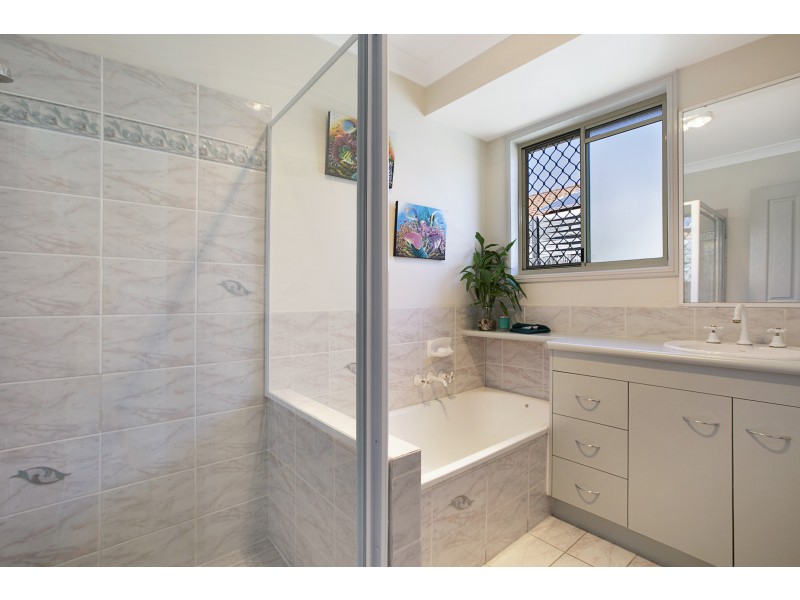 6 Miles Crescent, Manly West QLD 4179