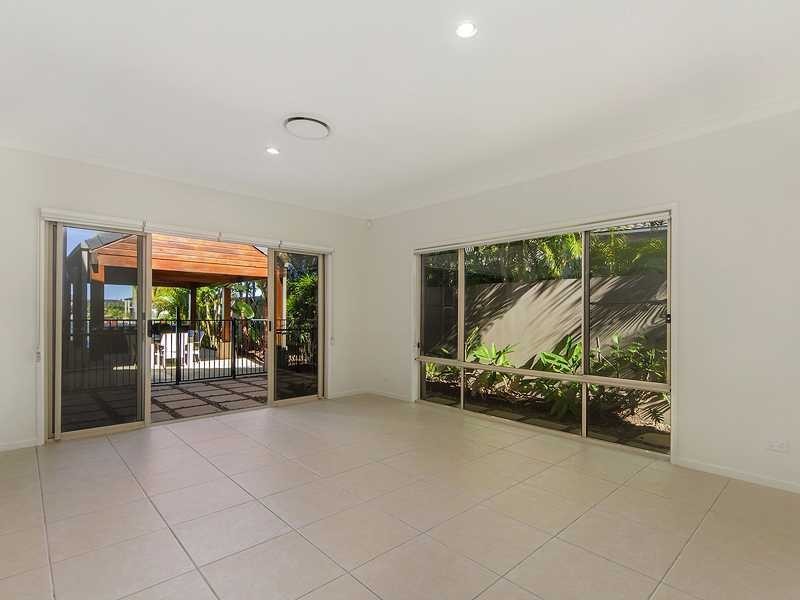 50 Calmwater Crescent, Helensvale QLD 4212