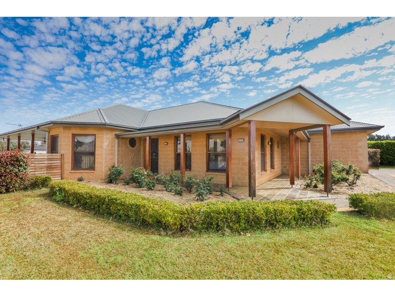 11 Lakeside Circuit, Dubbo NSW 2830