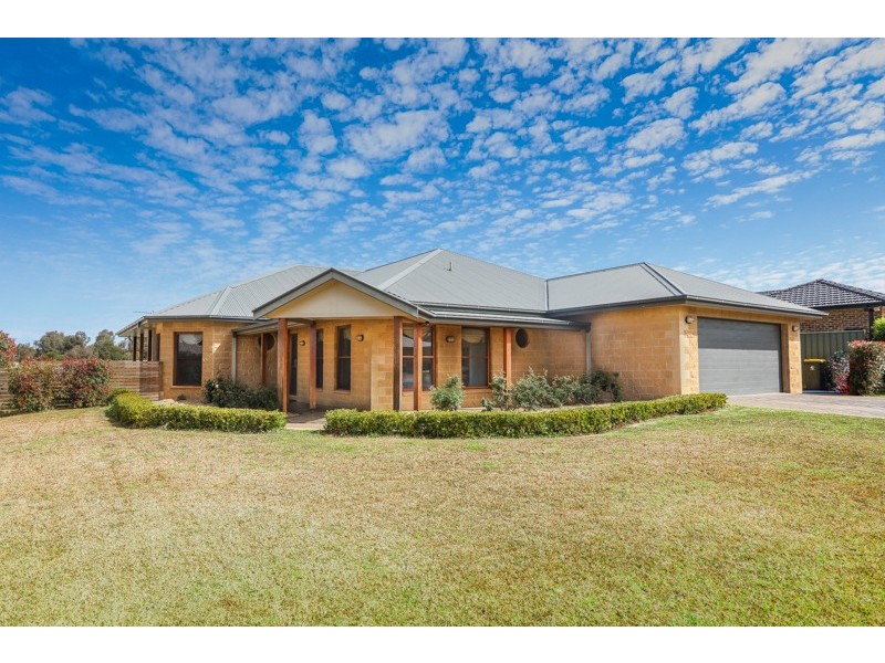 11 Lakeside Circuit, Dubbo NSW 2830