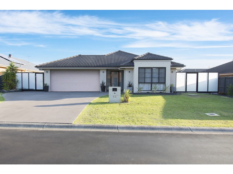 42 Bataan Circuit, Bateau Bay NSW 2261