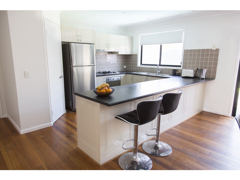 42 Bataan Circuit, Bateau Bay NSW 2261