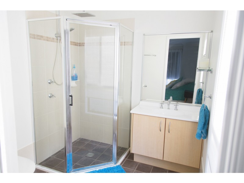 42 Bataan Circuit, Bateau Bay NSW 2261