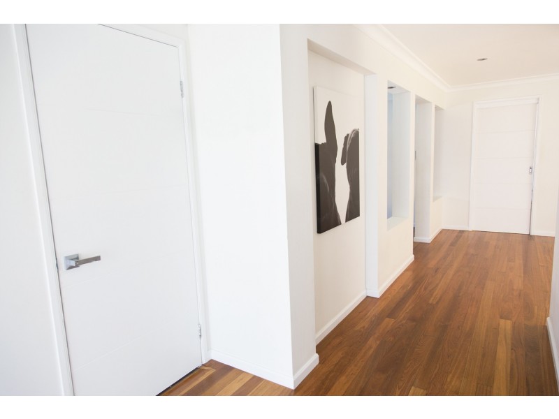 42 Bataan Circuit, Bateau Bay NSW 2261